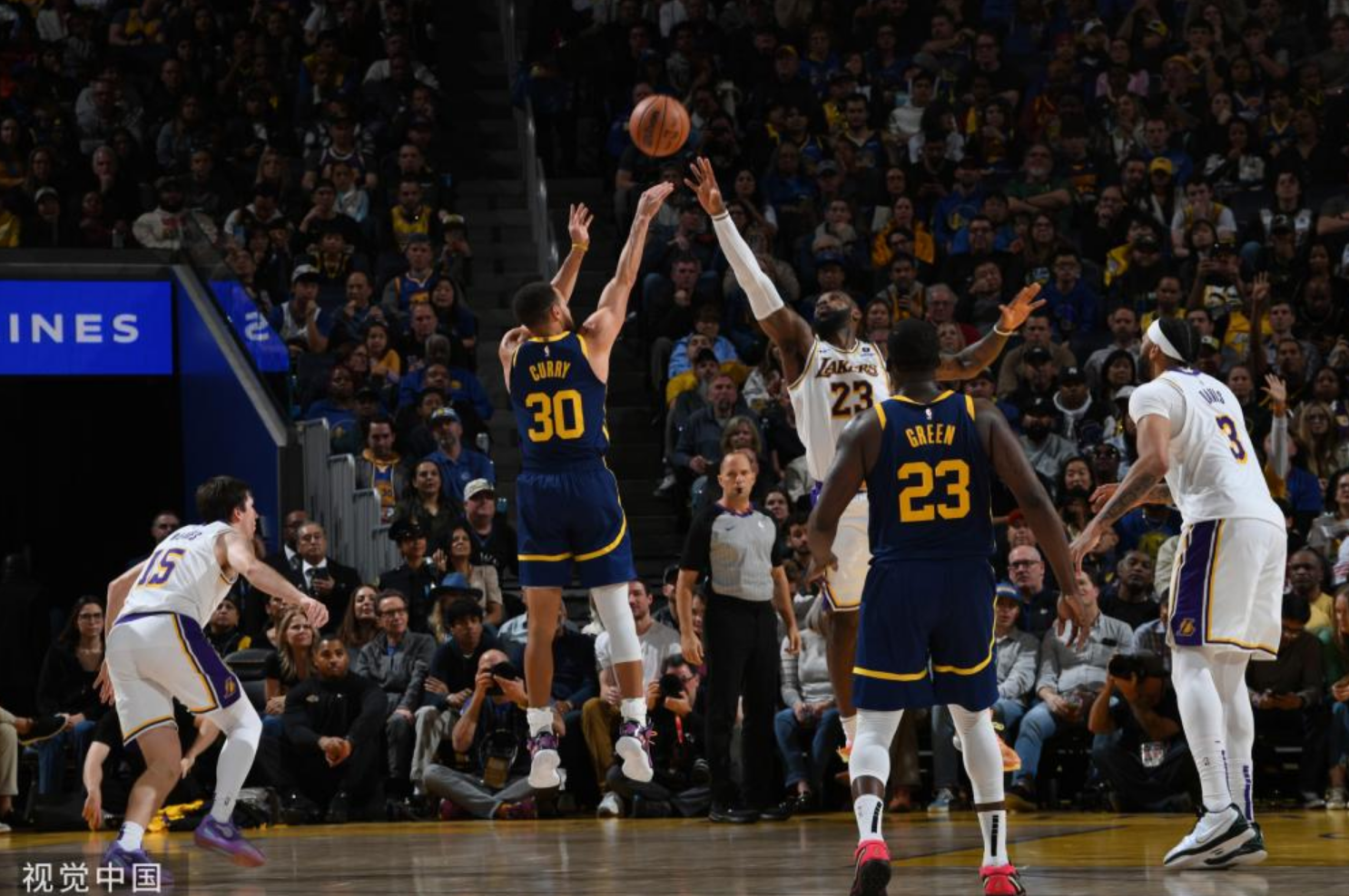 开云APP-包含库里官方宣布比赛规则变更新规，湖人引发争议！赛场气氛高涨的词条